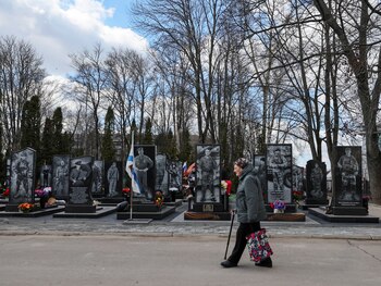 Una mujer camina por un