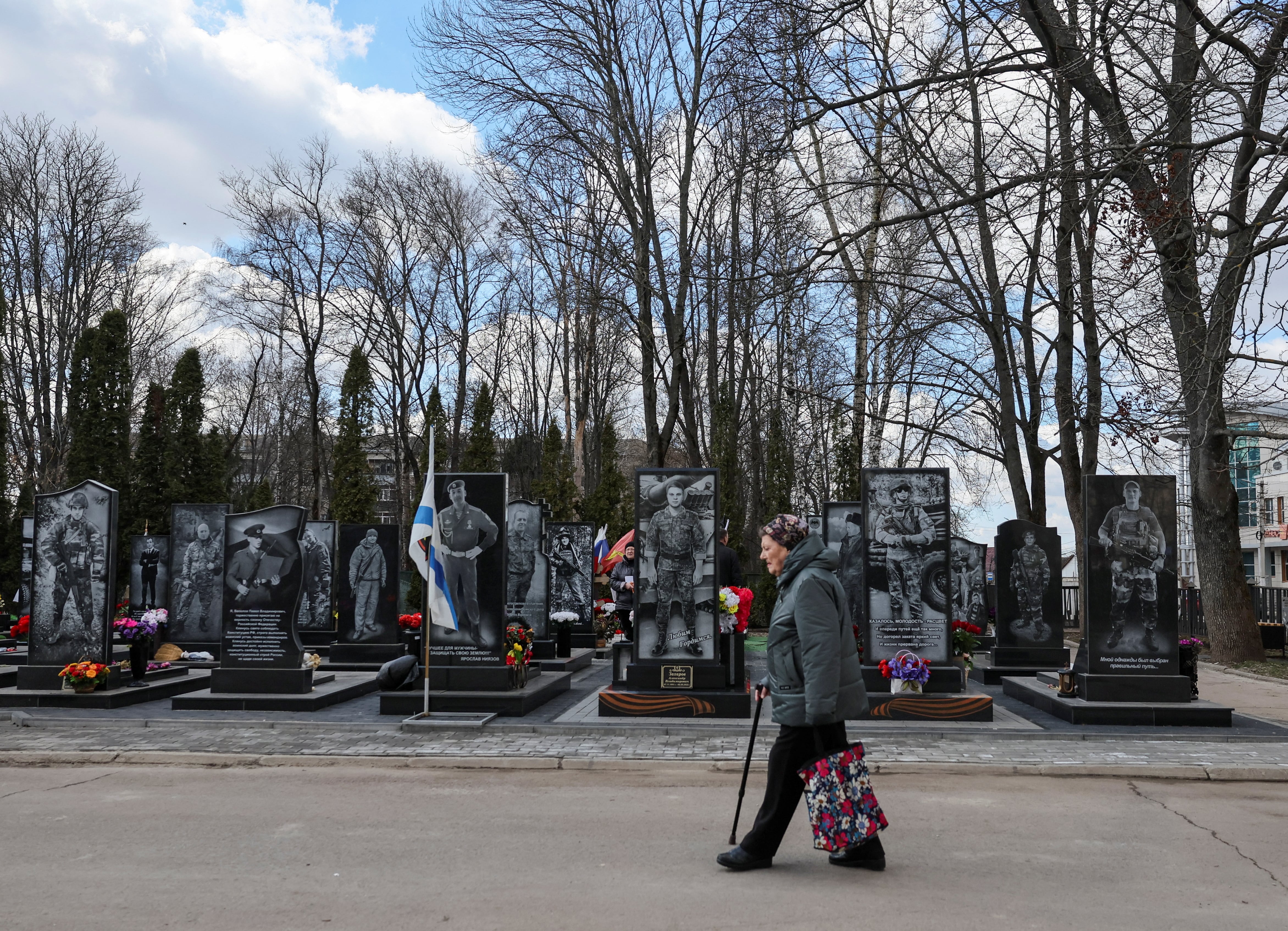 Una mujer camina entre las tumbas de soldados rusos caídos en la guerra contra Ucrania, en un cementerio de la ciudad de Kursk, marzo de 2025. Duntsova advierte que la mayoría de los rusos ignora el conflicto hasta que los afecta directamente- (REUTERS/Shamil Zhumatov)