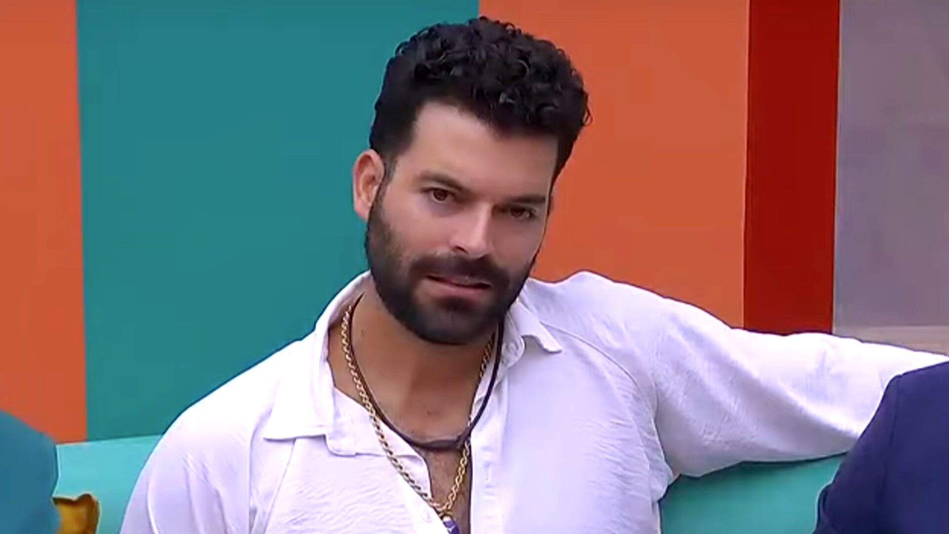 A Adrián Di Monte le dan la espalda en La Casa de los Famosos México. (ViX)