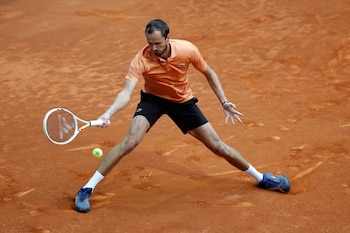 El tenista ruso Daniil Medvédev devuelve la bola al húngaro Fábián Marozsán durante la ronda de 64 del Mutua Madrid Open, este sábado en la Caja Mágica de Madrid. EFE/ Chema Moya