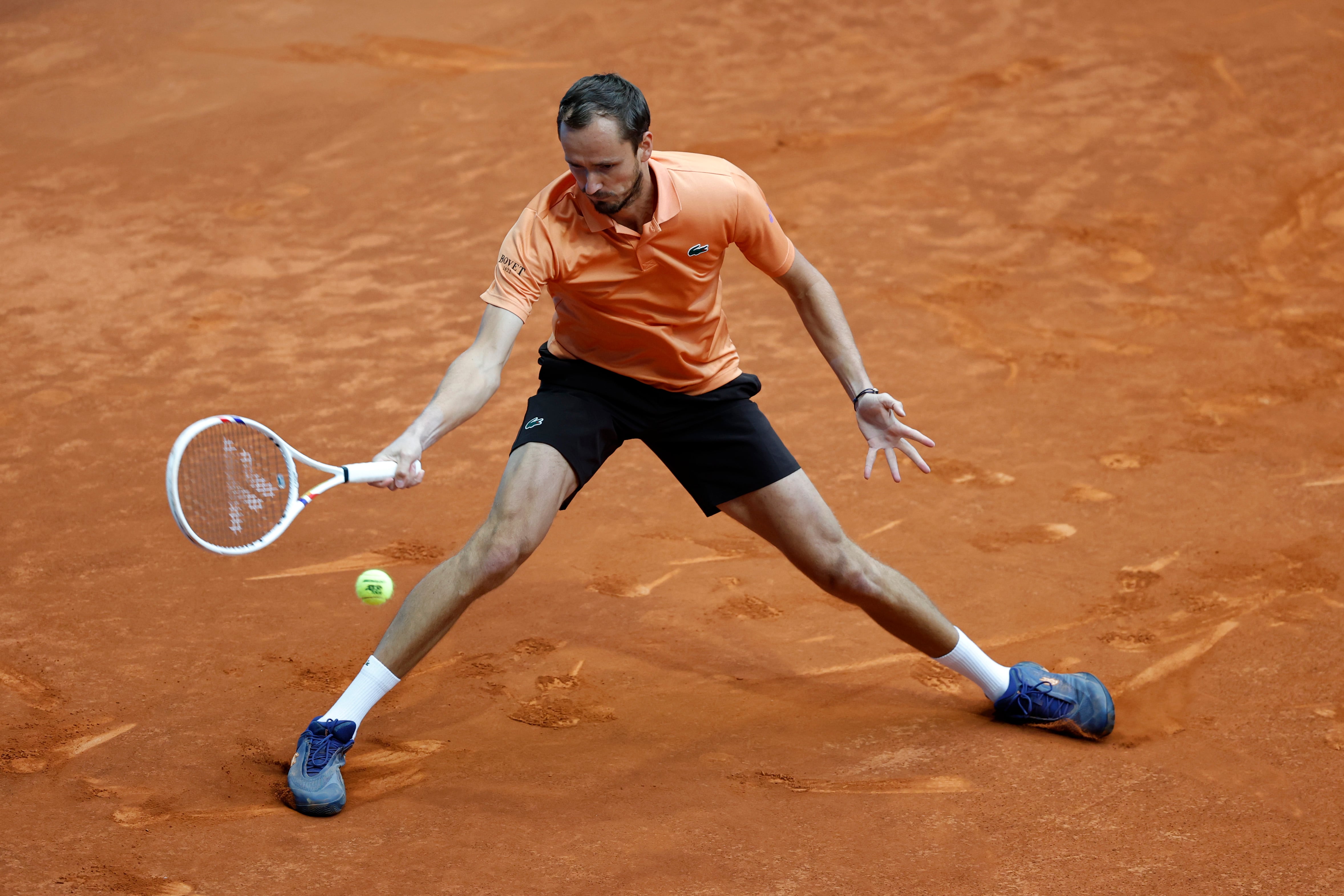 El tenista ruso Daniil Medvédev devuelve la bola al húngaro Fábián Marozsán durante la ronda de 64 del Mutua Madrid Open, este sábado en la Caja Mágica de Madrid. EFE/ Chema Moya