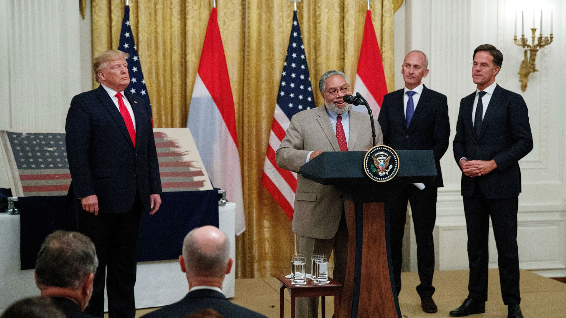 Donald Trump firmó en marzo de 2025 una orden ejecutiva para quitar de los programas del Smithsonian lo que definió como ideología inapropiada, divisiva o antiamericana (AP Photo/Carolyn Kaster).