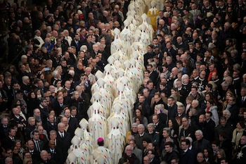 Los invitados observan cómo los