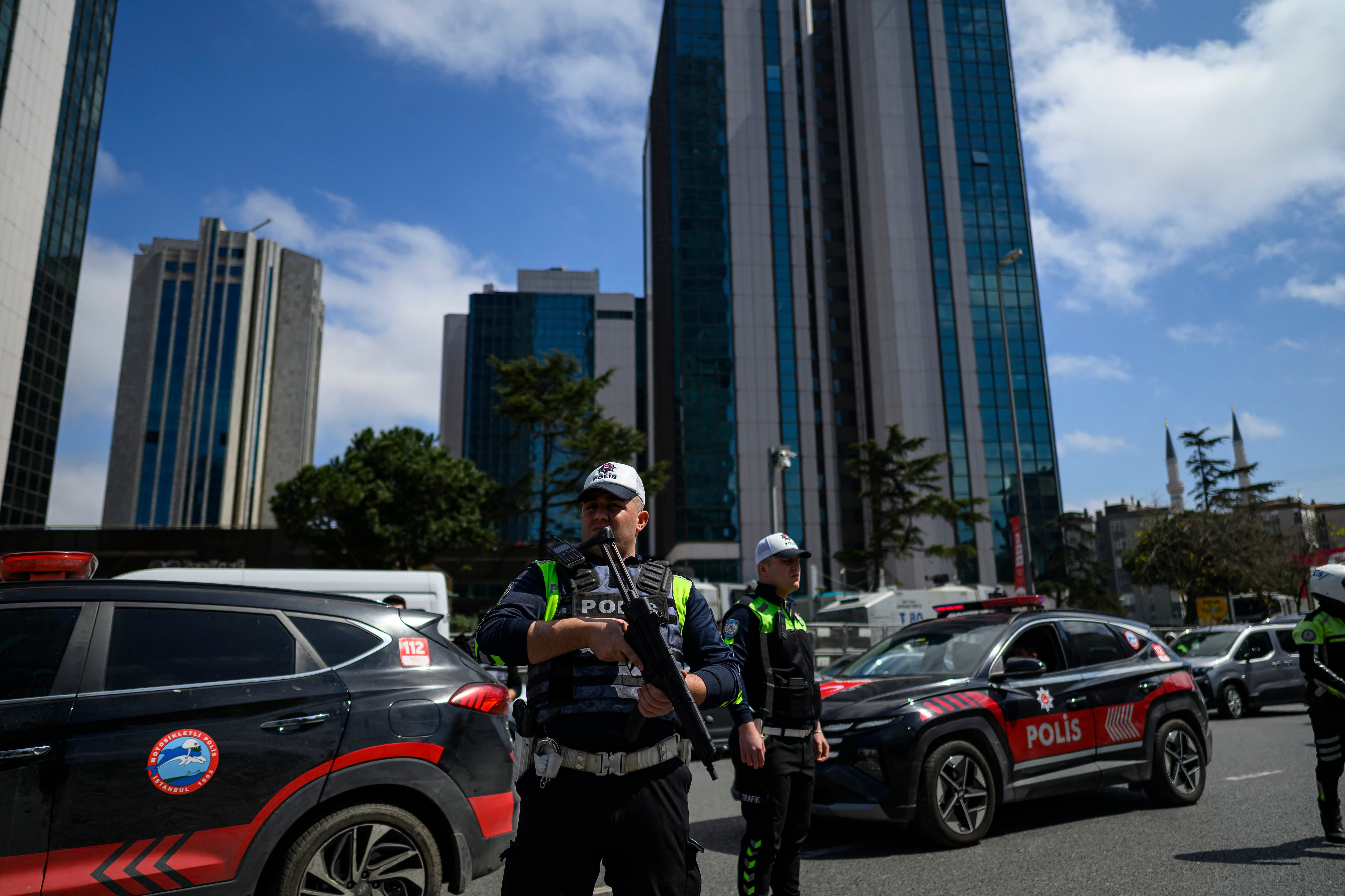 Agentes de policía patrullan entre el tráfico cerca del Consulado de Israel en Estambul el 7 de abril de 2026, tras un tiroteo entre hombres armados y la policía (Foto de Yasin AKGUL / AFP).