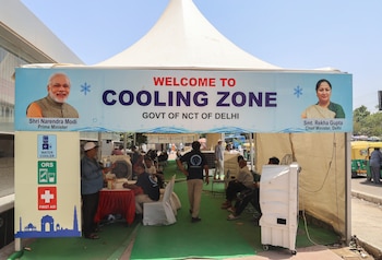 El Departamento Meteorológico de la India (IMD) emitió una alerta por ola de calor severa para gran parte del noroeste y centro de la India durante los próximos días. Según el IMD, Delhi registró una temperatura de 45 grados Celsius. EFE/EPA/RAJAT GUPTA