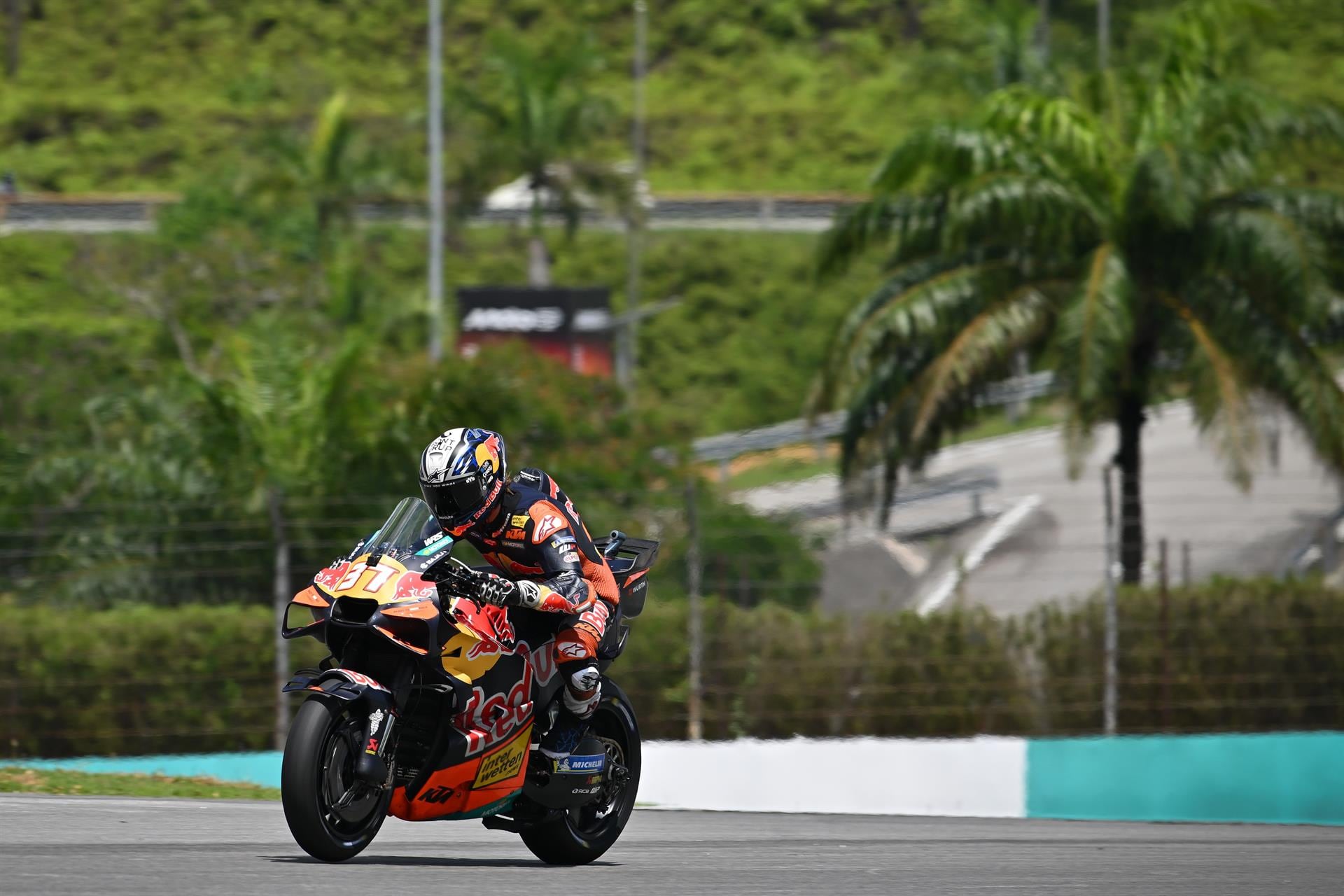 Pedro Acosta se lleva la esprint de Sepang y Marc Márquez se escapa en el Mundial