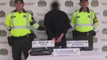 Con droga adherida a su