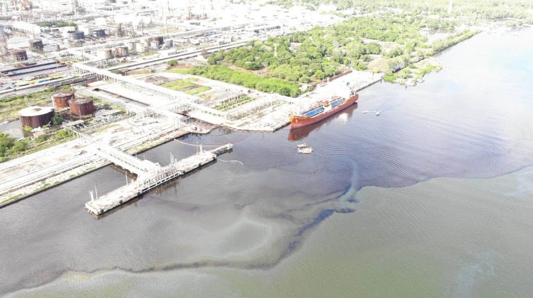 Pemex continúa labores de saneamiento en el río Pánuco tras coloración oscura