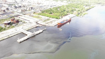 Derrame en el río Pánuco frente a instalaciones de Pemex afecta a pescadores