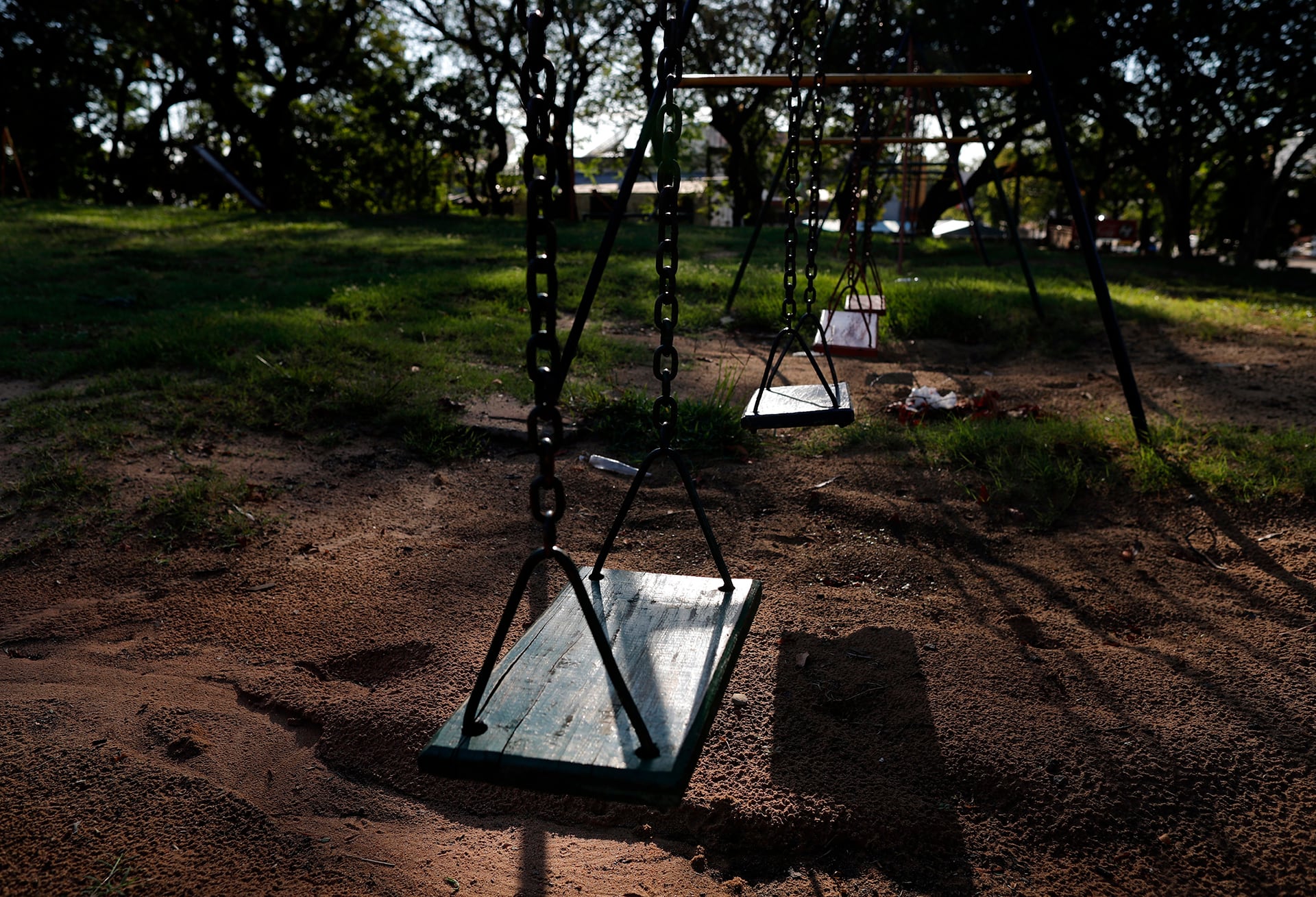 El fallo judicial responsabilizó en partes iguales a la municipalidad y a la usuaria adulta por el accidente ocurrido en una plaza del oeste del Gran Buenos Aires. (Foto de archivo: AP Foto/Jorge Sáenz)