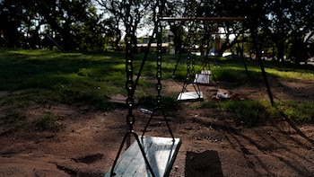 Una joven se fracturó un brazo tras caer de un columpio en una plaza: la Justicia dividió culpas entre el municipio y la demandante