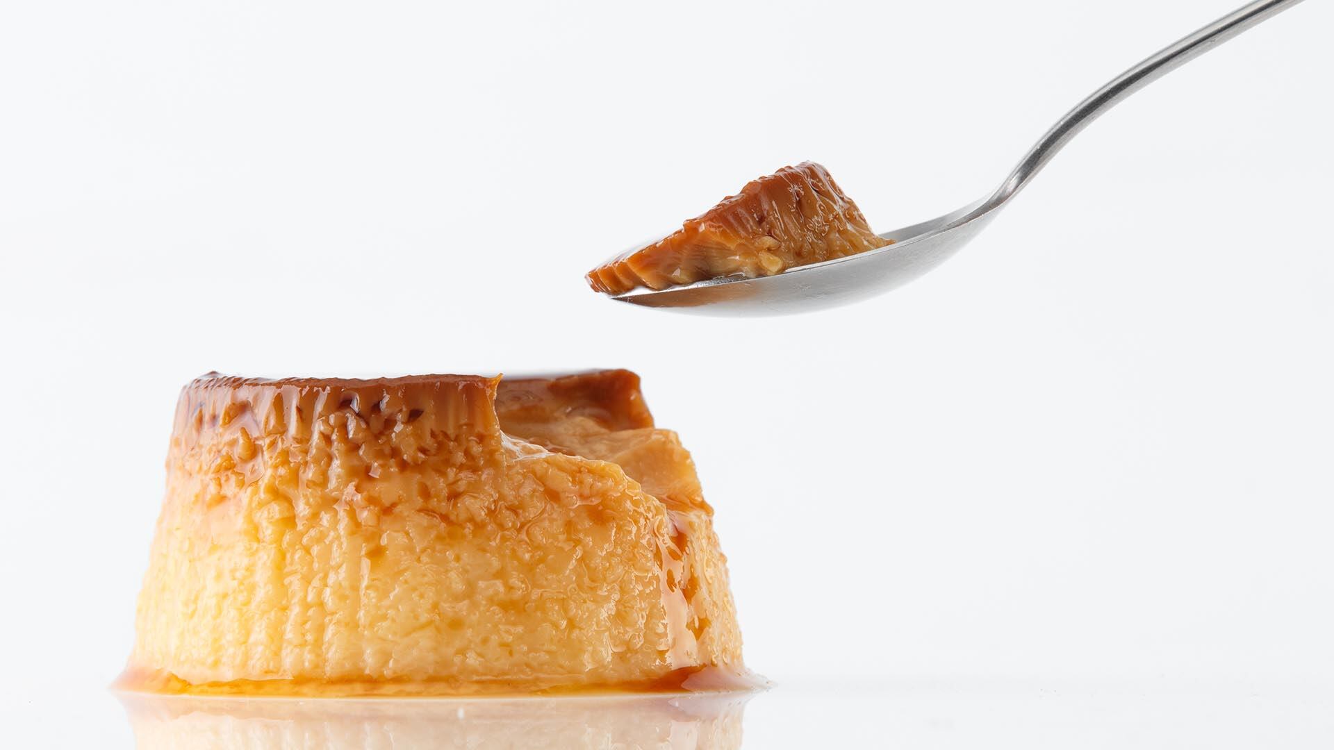 El flan casero puede prepararse fácilmente en casa con pocos ingredientes básicos y un procedimiento sencillo (Freepik)