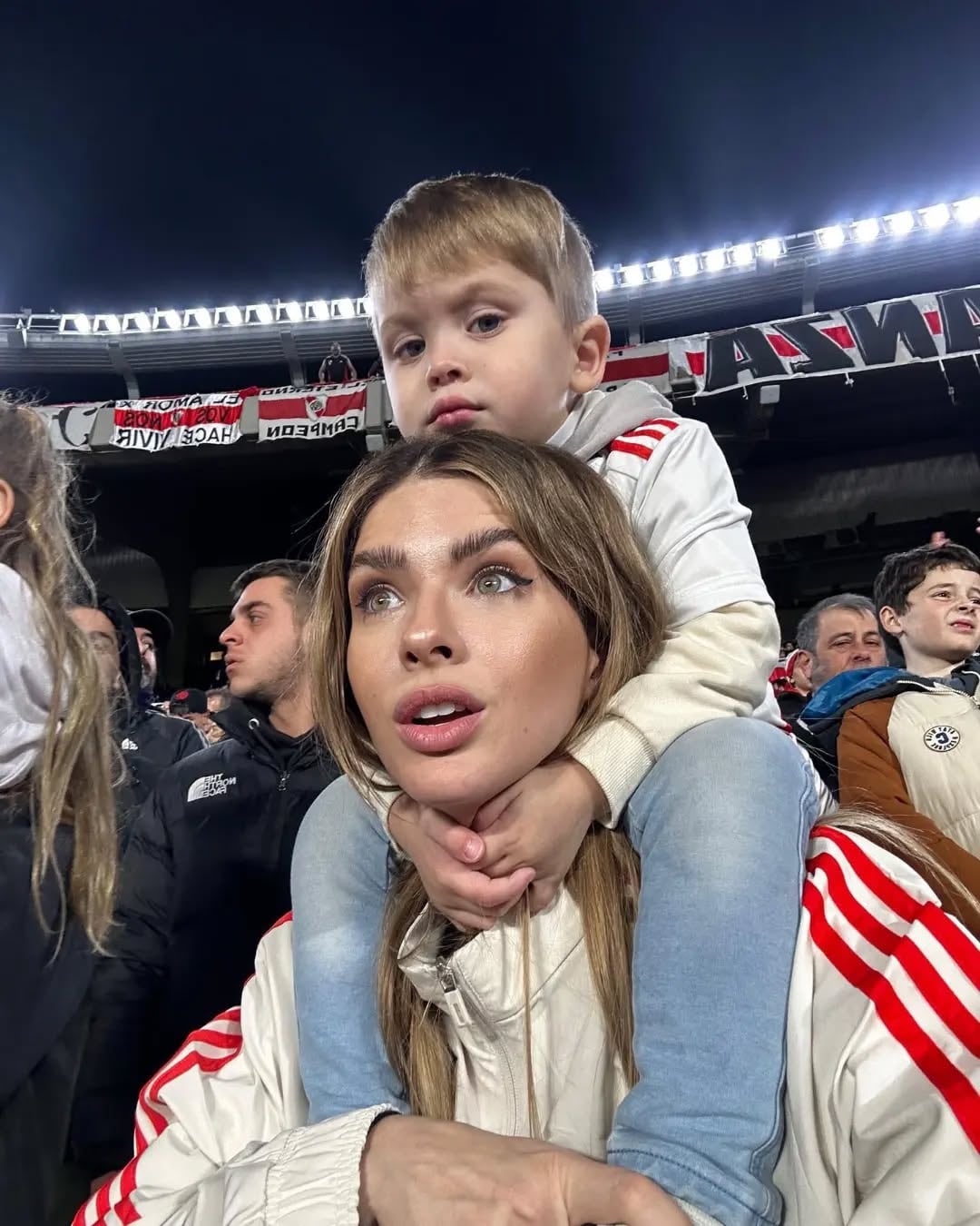 La China Suárez con su hijo Amancio en el Monumental