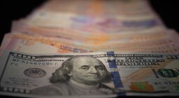 Dólar debajo de los $1.400: ¿hora de comprar o de vender?