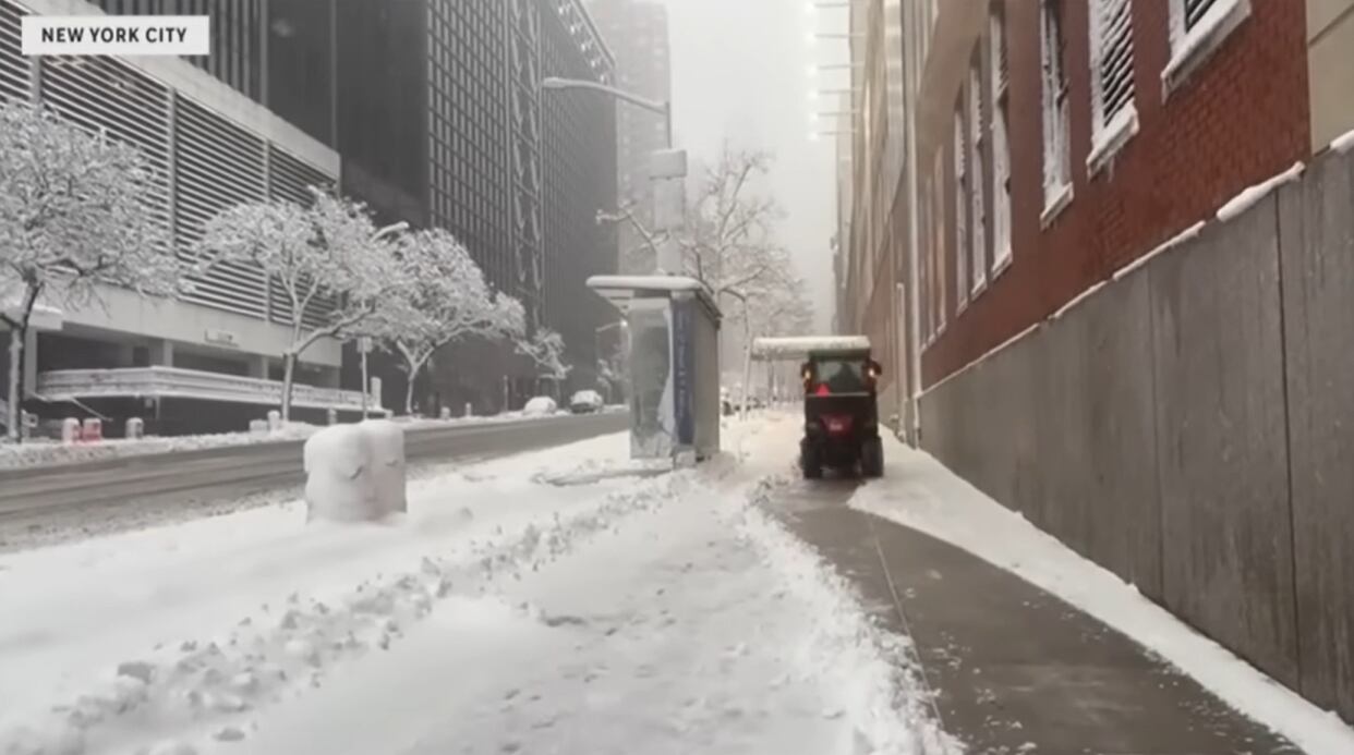La reapertura de escuelas en Nueva York está condicionada a la limpieza completa de calles tras la intensa nevada registrada (CBS News)