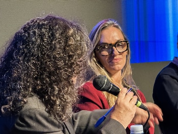 Claudia Piñeiro, Miguel Cohan, Keka Halvorsen discuten si toda adaptación es una traición en la Feria del Libro 2026. Modera Patricia Kolesnicov