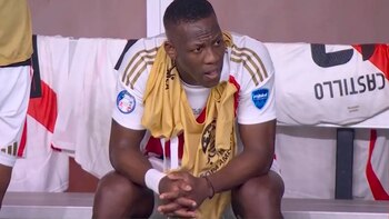 Advíncula, observando angustiado el desarrollo del Perú vs. Chile por CA2024. - Crédito: DSports