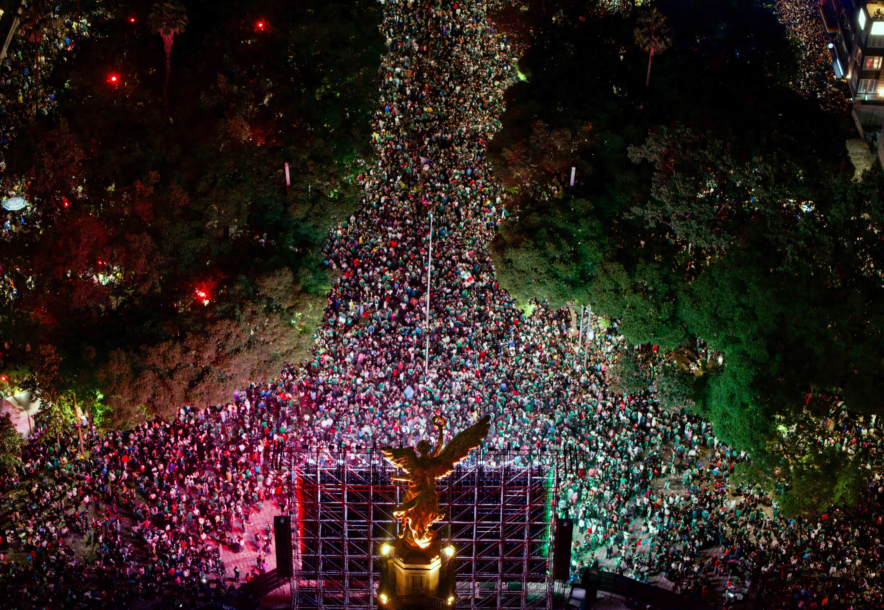 Fotografía aérea que muestra aficionados de México celebrando el triunfo ante Ecuador en el Ángel de la Independencia en un partido de dieciseisavos de final del Mundial de la FIFA 2026, en Ciudad de México (México). EFE/ Tomás Pérez