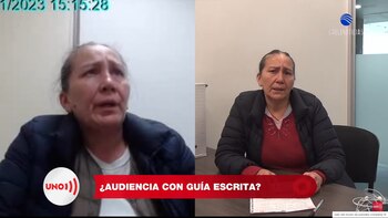 Marelbys Meza utiliza documento escrito