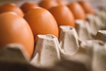 Huevos sostenibles en una bandeja, listos para el consumo en un hogar autosuficiente.