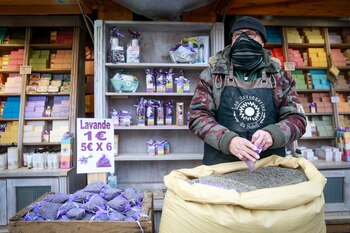 Un hombre vende jabones y