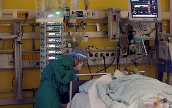 Unidad de cuidados intensivos (UCI) del hospital universitario de Aquisgrán, Alemania, el 21 de diciembre de 2020. REUTERS / Leon Kuegeler