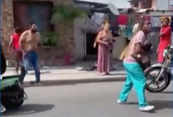 Una mujer carga en brazos