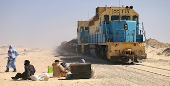 El tren del desierto serpentea
