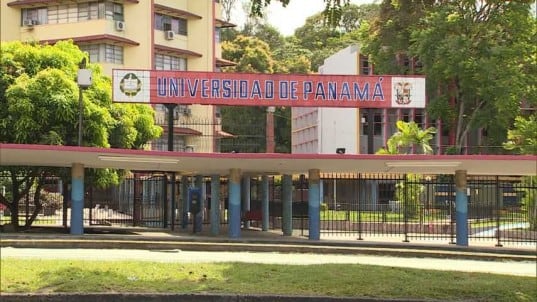 En sus inicios, en la década de 1930, un éxodo de mentes preclaras extranjeras contribuyó a la educación en la Universidad de Panamá.