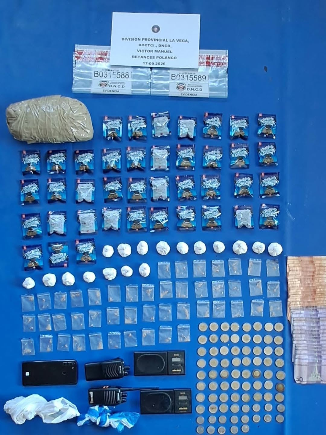 La inspección se ejecutó con autorización de un fiscal y en presencia del pasajero, y el material fue enviado al Inacif para confirmar si se trata de cocaína o heroína y el peso definitivo (Foto cortesía DNCD)