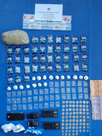 La inspección se ejecutó con autorización de un fiscal y en presencia del pasajero, y el material fue enviado al Inacif para confirmar si se trata de cocaína o heroína y el peso definitivo (Foto cortesía DNCD)