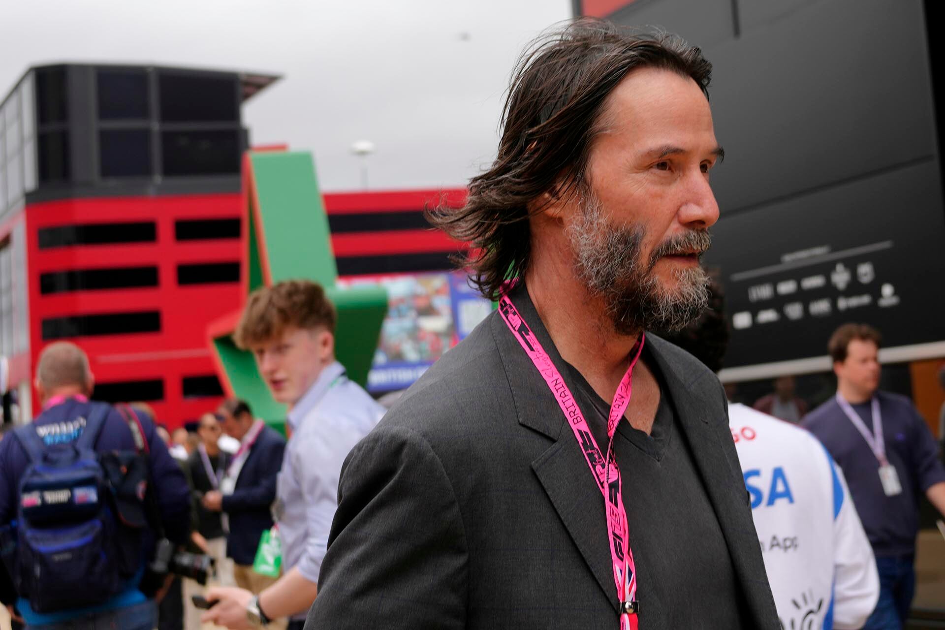 Keanu Reeves estuvo en el paddock (AP)