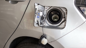 Alerta por desperfecto en vehículos: estos autos podrían experimentar desprendimiento del tanque de combustible