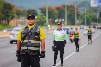 Inspectores del Viceministerio de Transporte despliegan controles en carretera para verificar el cumplimiento de los horarios de circulación y la documentación de las flotas pesadas (Cortesía: Secretaría de Prensa).