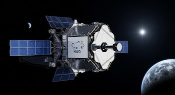 Un telescopio espacial metálico con paneles solares y un espejo hexagonal en el espacio. Un logo HWO en el cuerpo central, una estrella y dos planetas son visibles.