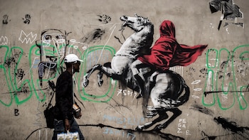 Un hombre pasa frente a