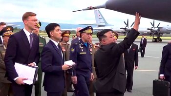Kim Jong-un toca un avión