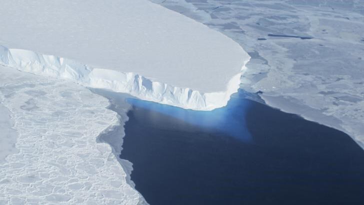 La pérdida del hielo marino deja expuestas a las plataformas antárticas a oleajes extremos, capaces de fracturar estructuras debilitadas por el calentamiento global (REUTERS/NASA/Handout vía Reuters)