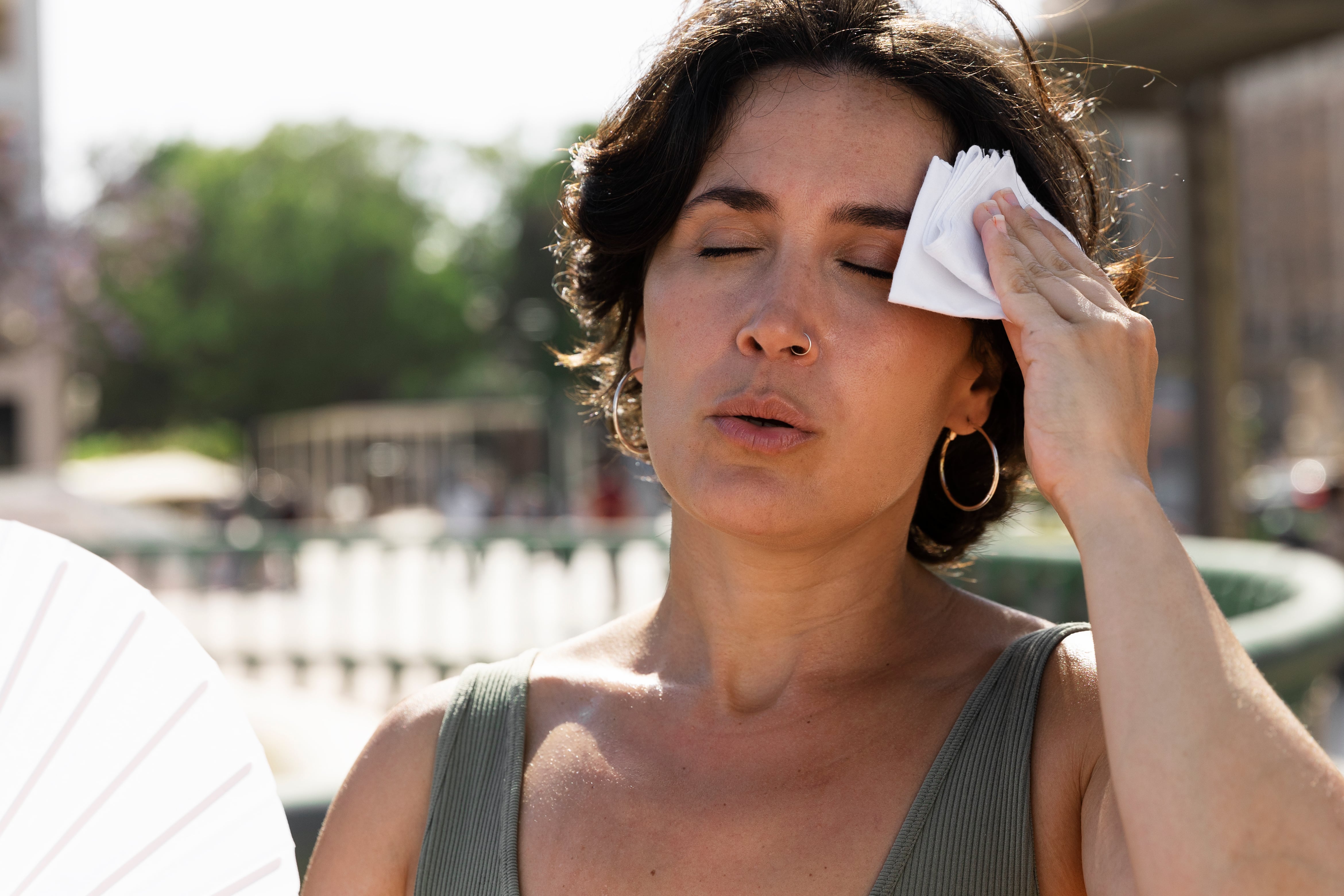 El IMSS recomienda buscar atención médica urgente ante síntomas graves de golpe de calor como convulsiones o dificultad para respirar (Freepik)