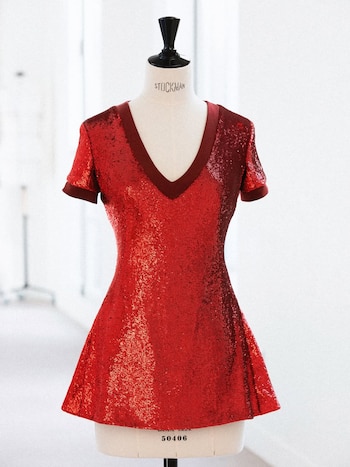 Los accesorios como medias de cristal y zapatos Mary Janes blancos completaron un look que fusionó glamour clásico y modernidad escénica (Instagram)