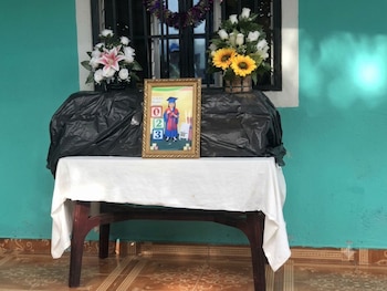 Familiares despidieron a Emely Dayana entre lágrimas, abrazos y oraciones.(FOTO: Diario Tiempo)