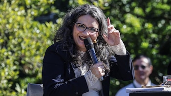 Oltra apoya los movimientos a la izquierda del PSOE pero asegura: "España es muy grande; amo València y me hace ilusión"