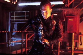 'Terminator 2' transformó los efectos visuales con el uso pionero de CGI para crear al T-1000, una innovación que redefinió el cine de acción y ciencia ficción - crédito cortesía Noujau Sound