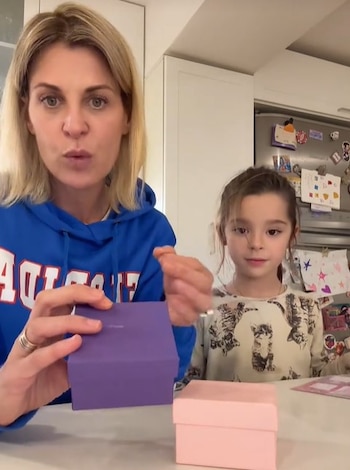 Etiquetas, colores y decoraciones personalizan la propuesta y convierten el ahorro en una tarea lúdica para los niños