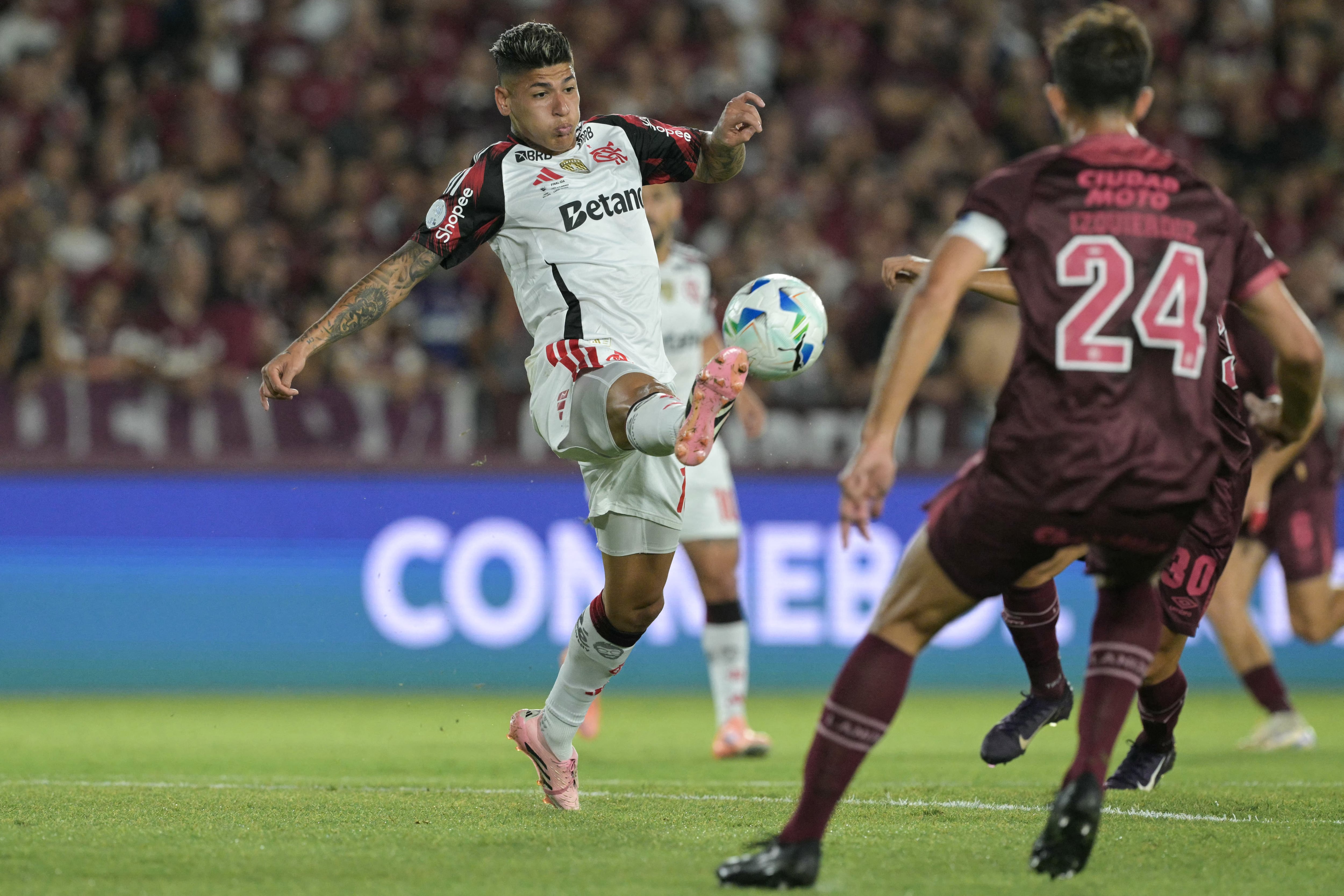 Jorge Carrascal no le fue bien en el partido de Flamengo ante Lanús, en la ida de la Recopa Sudamericana - crédito AFP