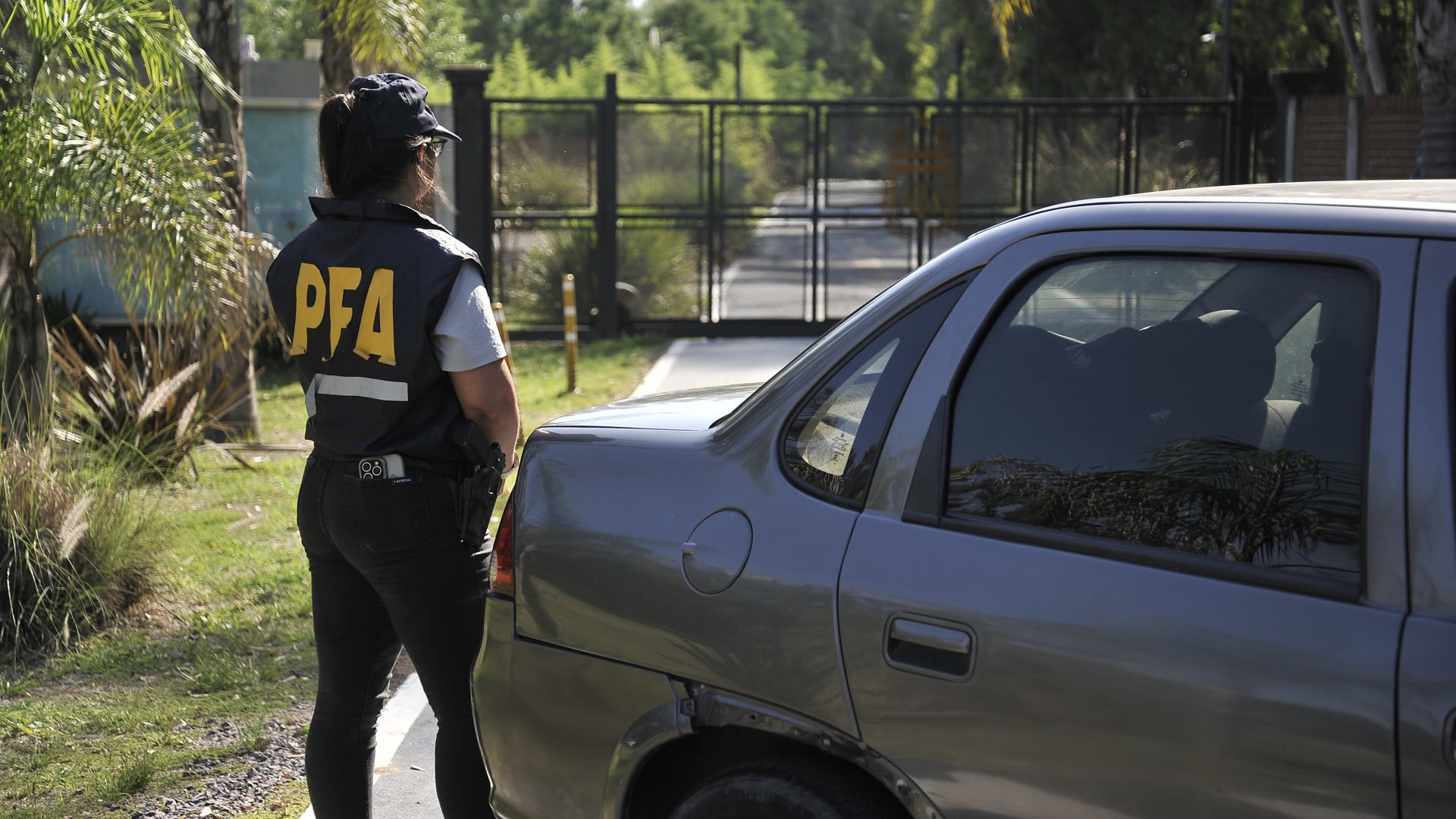 Agentes de la Policía Federal custodian los ingresos del predio de AFA en Ezeiza durante el allanamiento (Foto: Gustavo Gavotti)