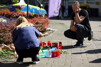 Un hombre reacciona junto a