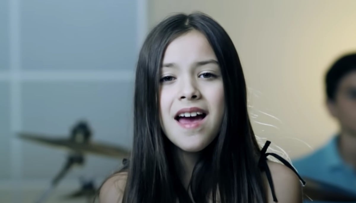 Angie Vázquez interpreta una canción frente a la cámara junto a los integrantes del grupo Vázquez Sounds.