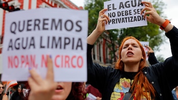 Marcha por agua limpia en Guadalajara termina con gases lacrimógenos y detenidos frente a Casa Jalisco