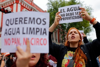 Personas sostienen carteles durante el Agua KK Fest este domingo, donde denuncian que el agua está contaminada con coliformes fecales y metales pesados como aluminio y plomo, y está llegando a sus casas y enfermándolos desde hace al menos 4 meses, en Guadalajara, en Jalisco (México). EFE/ Francisco Guasco